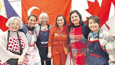 Kanada’daki Filipinli bayanlar depremzedeler için yemek yapıp sattı